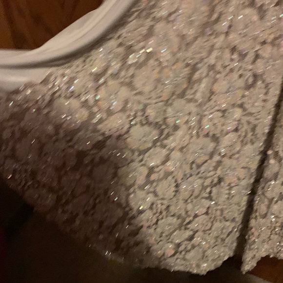 Prom dress or wedding does have smoke smell - Picture 4 of 8